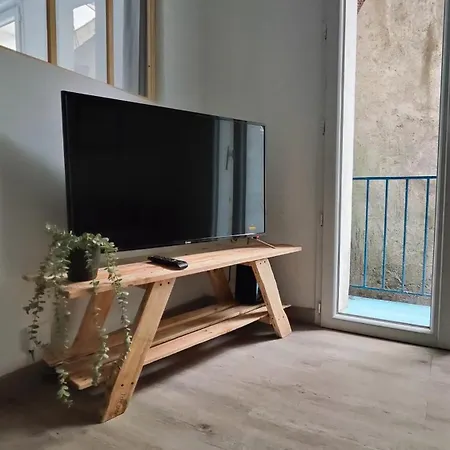 Renovated 2 Bedroom Halles De Appartement