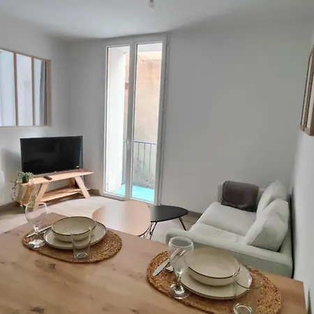 Renovated 2 Bedroom Halles De Apartment *