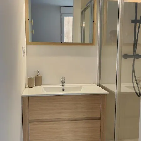 Appartement Renovated 2 Bedroom Halles De *